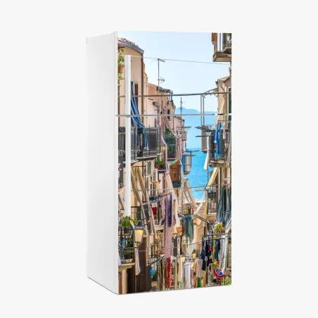 Kühlschrankaufkleber sonnige gasse mit meerblick und balkonen – Pixers®