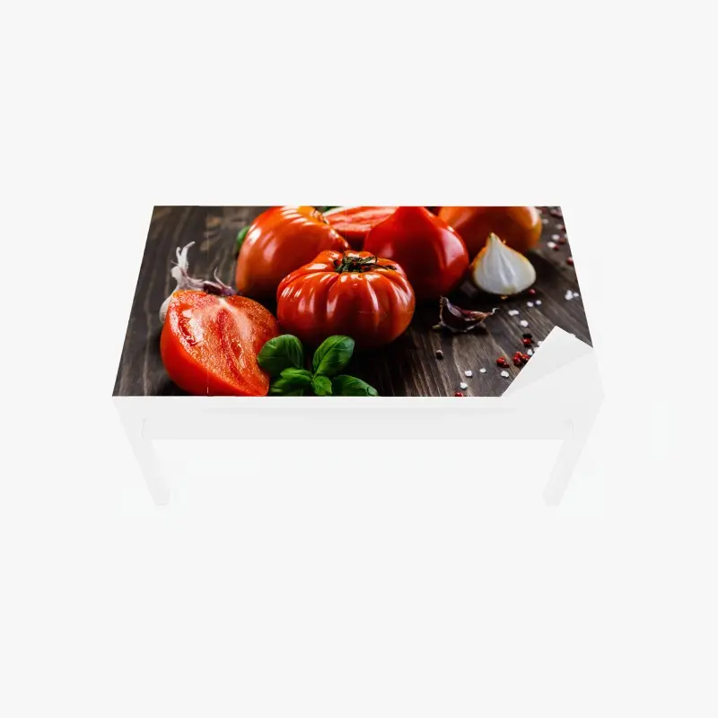 Tischaufkleber und Schreibtischaufkleber reife tomaten auf rustikalem holztisch