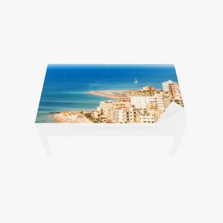 Tischaufkleber und Schreibtischaufkleber sonnige küstenstadt-panorama mit segelboot – Pixers®