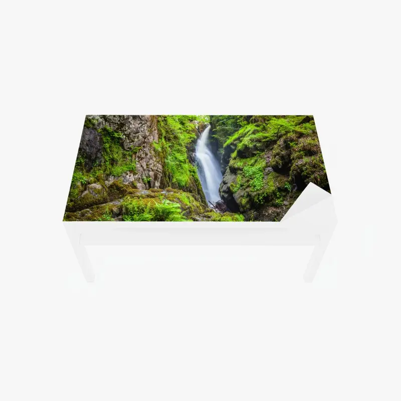 Tischaufkleber und Schreibtischaufkleber wasserfall in moosiger schlucht mit steinbrücke