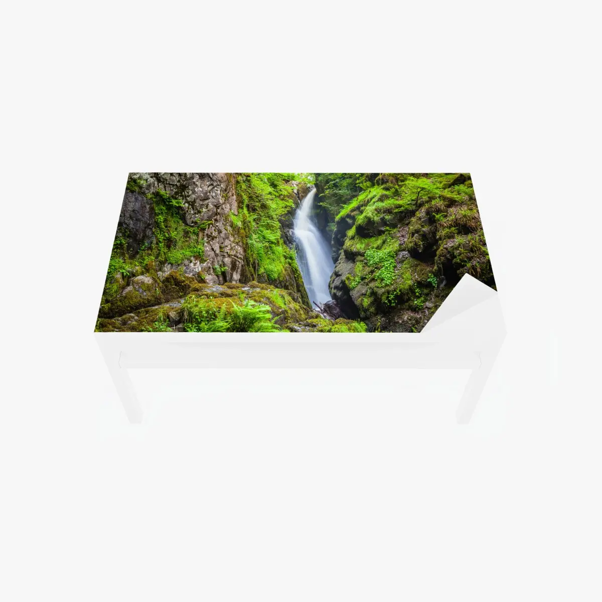 Tischaufkleber und Schreibtischaufkleber wasserfall in moosiger schlucht mit steinbrücke – Pixers®