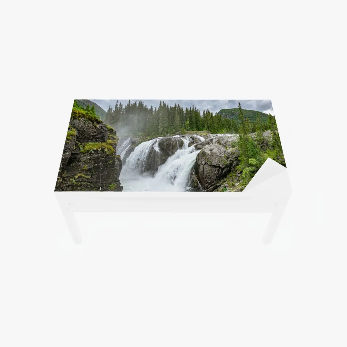 Tischaufkleber und Schreibtischaufkleber nebliger wasserfall im dichten kiefernwald – Pixers®