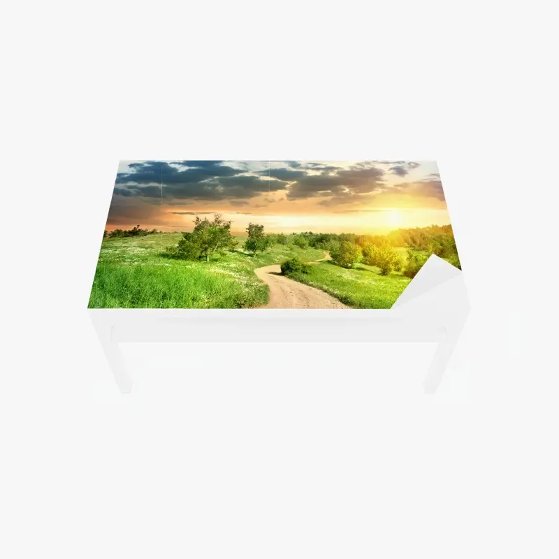 Tischaufkleber und Schreibtischaufkleber sonnenuntergang über einem feldweg durch grüne wiese