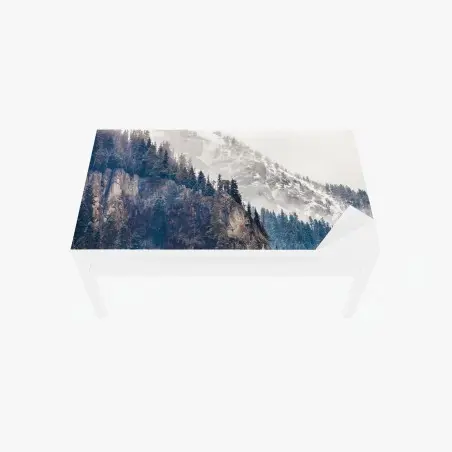 Tischaufkleber und Schreibtischaufkleber nebliger berg mit felsklippe und kieferwald – Pixers®