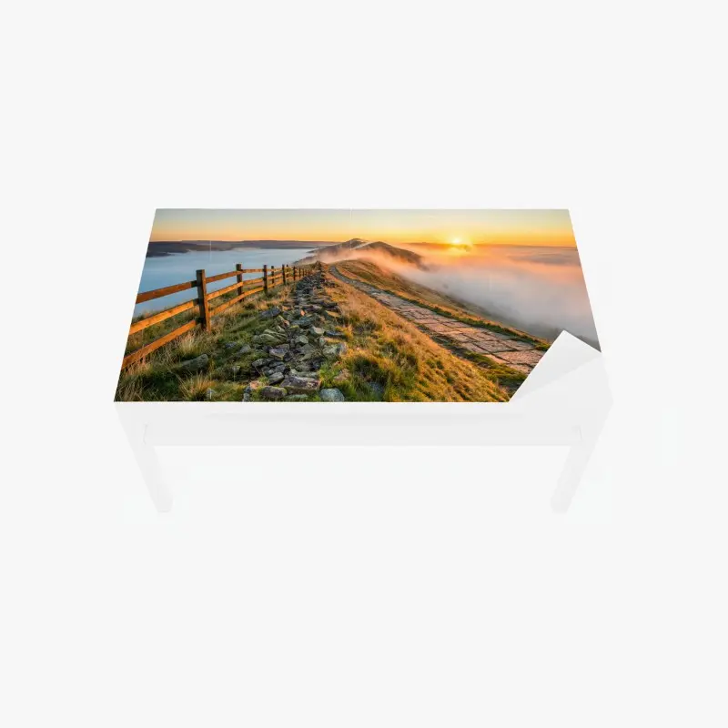 Tischaufkleber und Schreibtischaufkleber sonnenaufgang über einem nebligen bergrücken mit steinweg