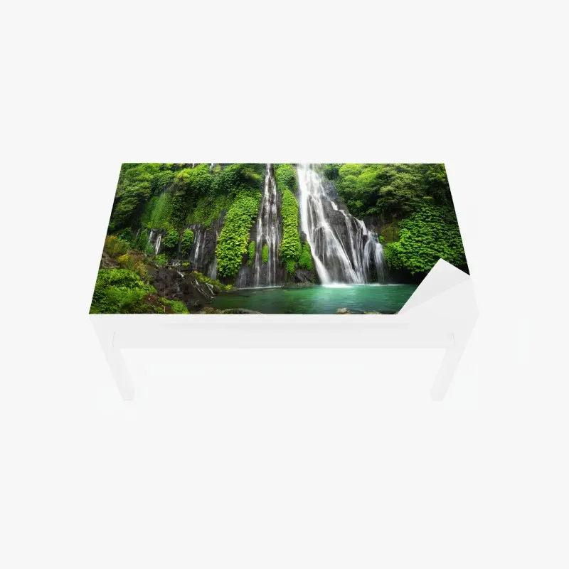 Tischaufkleber und Schreibtischaufkleber ruhiger wasserfall im smaragdgrünen wald