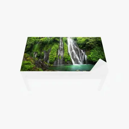 Tischaufkleber und Schreibtischaufkleber ruhiger wasserfall im smaragdgrünen wald – Pixers®