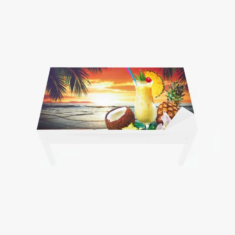 Tischaufkleber und Schreibtischaufkleber tropischer kokos-ananas-cocktail am strand bei sonnenuntergang
