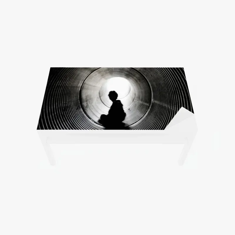 Tischaufkleber und Schreibtischaufkleber silhouette in einem spiraltunnel