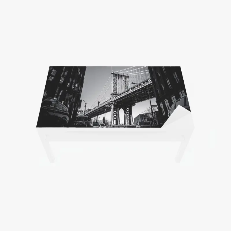 Tischaufkleber und Schreibtischaufkleber Manhattan brücke perspektive über kopfsteinpflaster