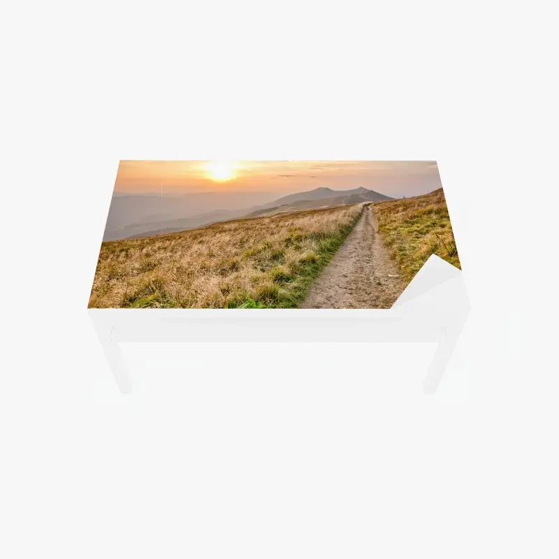 Tischaufkleber und Schreibtischaufkleber wanderpfad bei sonnenuntergang in Bieszczady