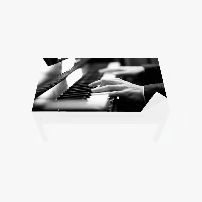 Tischaufkleber und Schreibtischaufkleber intime hände auf klaviertasten in monochrom