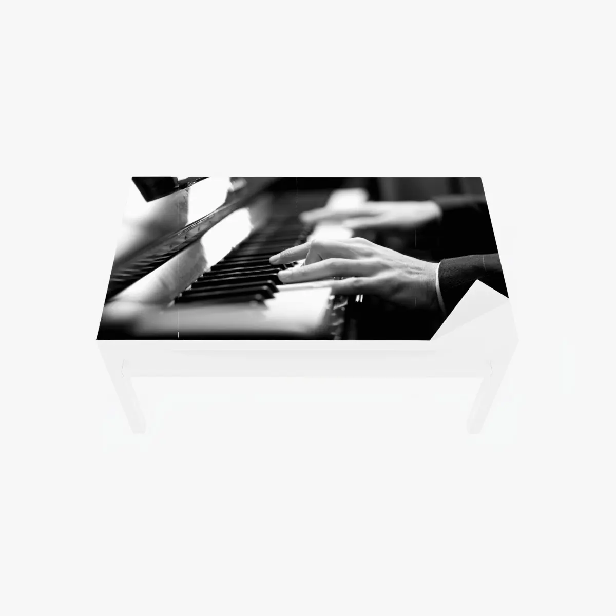 Tischaufkleber und Schreibtischaufkleber intime hände auf klaviertasten in monochrom – Pixers®