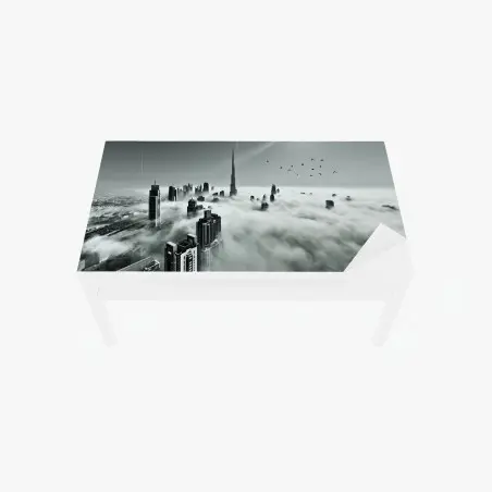 Tischaufkleber und Schreibtischaufkleber neblige skyline von Dubai über den wolken – Pixers®