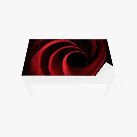 Tischaufkleber und Schreibtischaufkleber spirale aus tiefroten rosenblättern – Pixers®