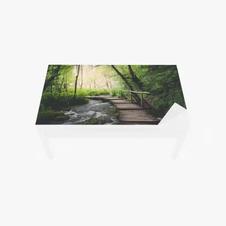 Tischaufkleber und Schreibtischaufkleber ruhiger hölzerner steg durch grünen wald – Pixers®
