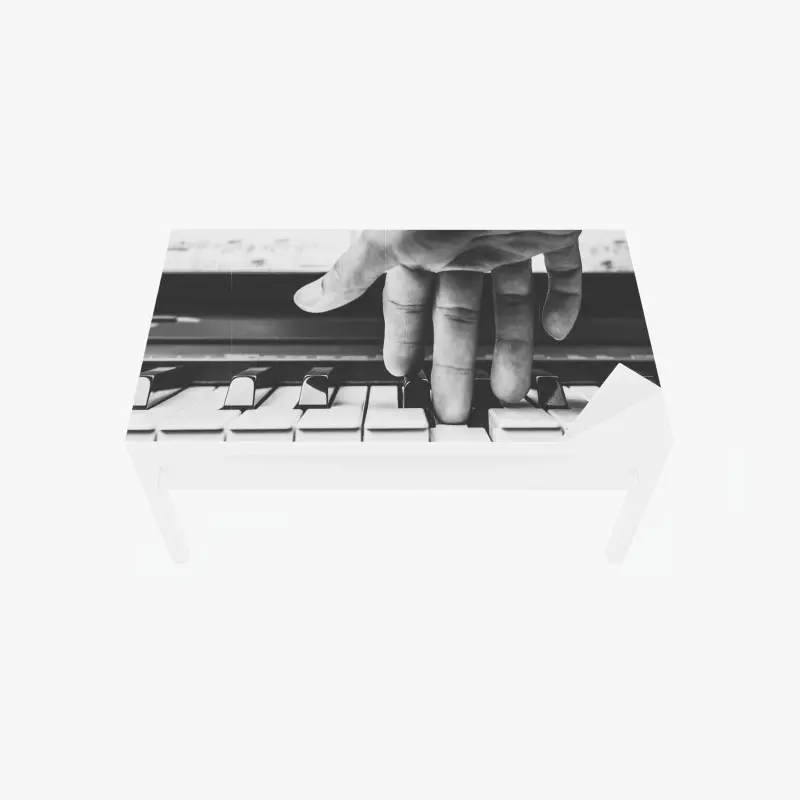 Tischaufkleber und Schreibtischaufkleber hand auf klaviertasten