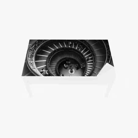 Tischaufkleber und Schreibtischaufkleber dramatische spiraltreppe in monochrom – Pixers®