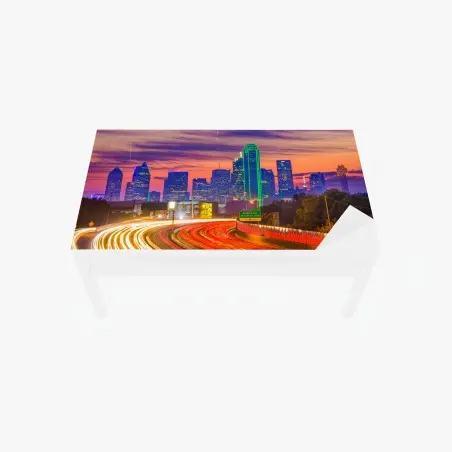 Tischaufkleber und Schreibtischaufkleber panorama von Dallas bei sonnenuntergang mit lichtspuren auf der autobahn – Pixers®