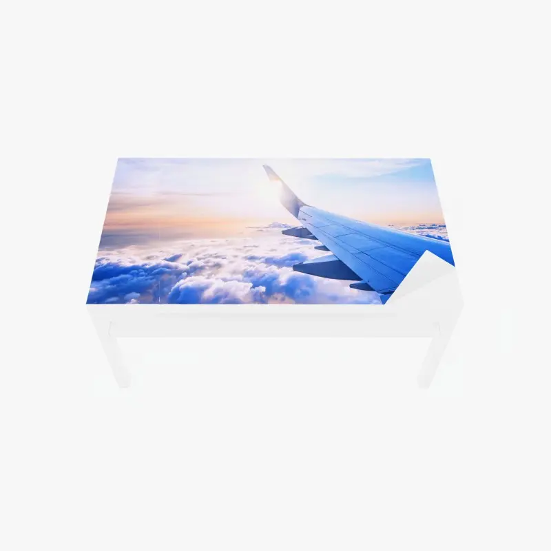 Tischaufkleber und Schreibtischaufkleber über den wolken luftaufnahme