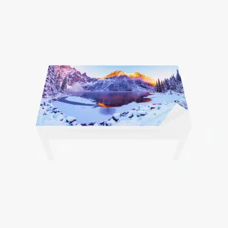 Tischaufkleber und Schreibtischaufkleber sonnenbeschienene berge über gefrorenem alpensee – Pixers®