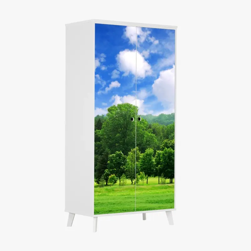 Schrankaufkleber sommerlicher grüner wald unter blauem himmel