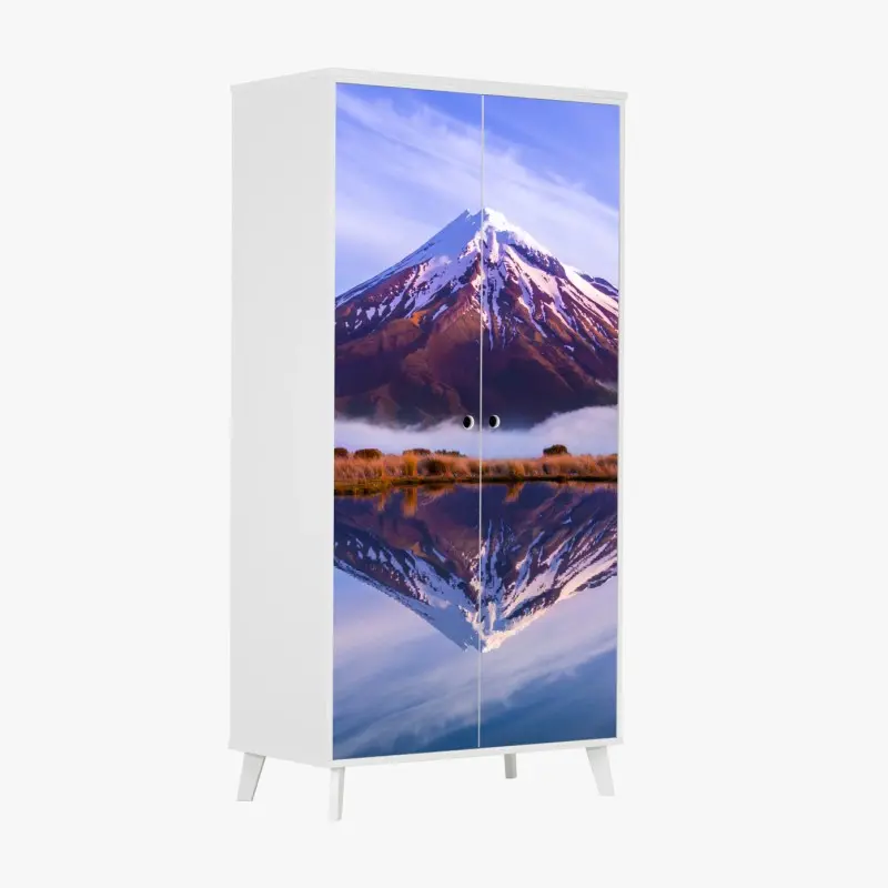 Schrankaufkleber majestätische bergspiegelung bei sonnenaufgang