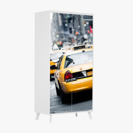 Schrankaufkleber gelbe taxis in einer belebten straße von New York – Pixers®