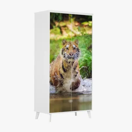 Schrankaufkleber majestätischer tiger im waldbach – Pixers®