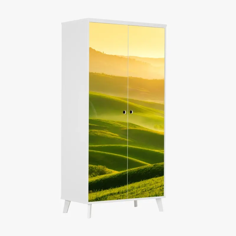 Schrankaufkleber goldener sonnenaufgang über sanften grünen hügeln