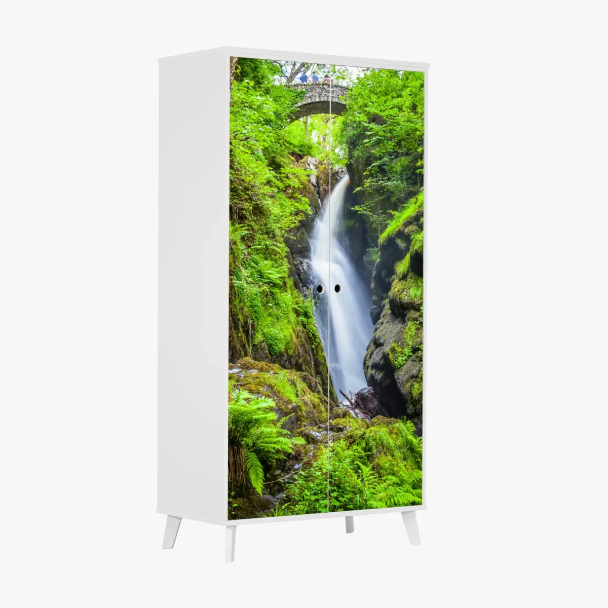 Schrankaufkleber wasserfall in moosiger schlucht mit steinbrücke – Pixers®