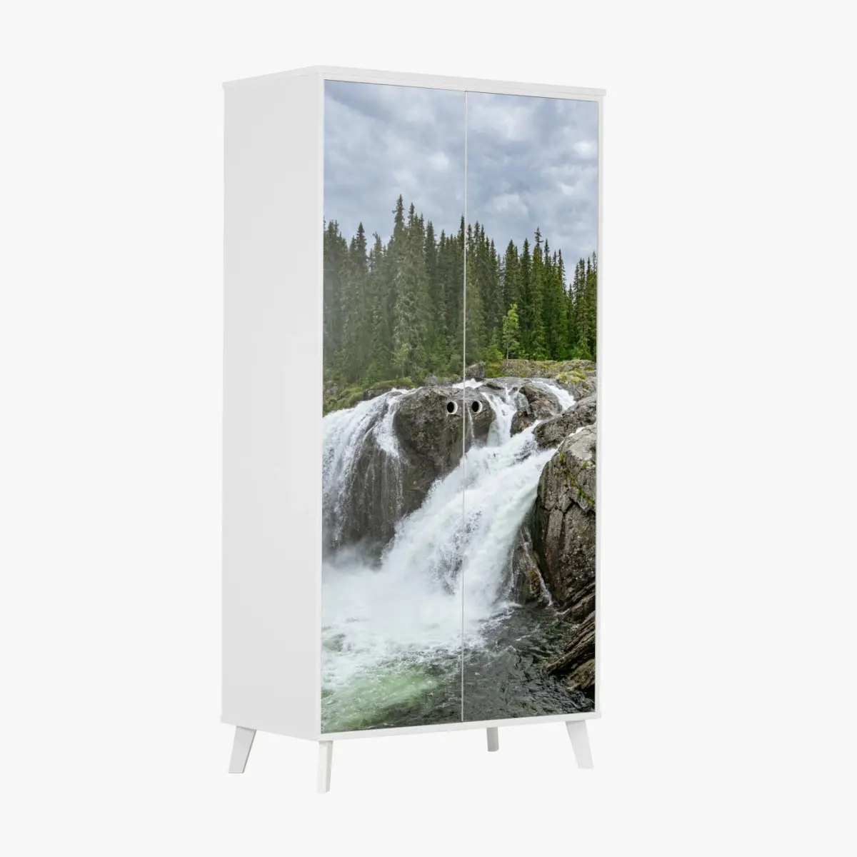Schrankaufkleber nebliger wasserfall im dichten kiefernwald – Pixers®