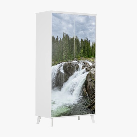 Schrankaufkleber nebliger wasserfall im dichten kiefernwald – Pixers®