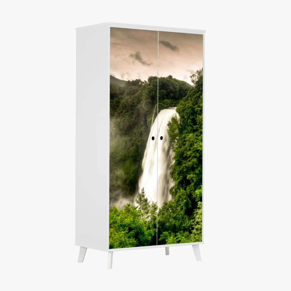 Schrankaufkleber Marmore wasserfall in Umbrien: neblige grüne landschaft – Pixers®