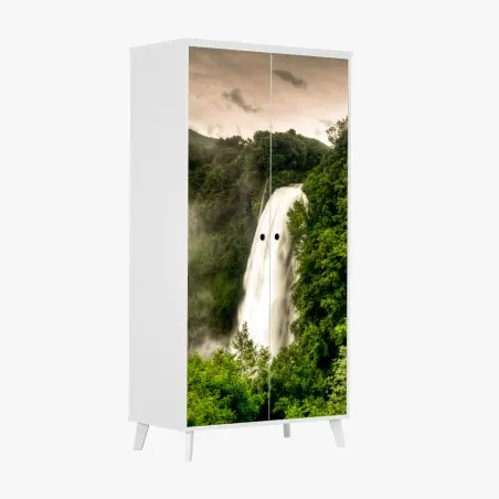 Schrankaufkleber Marmore wasserfall in Umbrien: neblige grüne landschaft – Pixers®