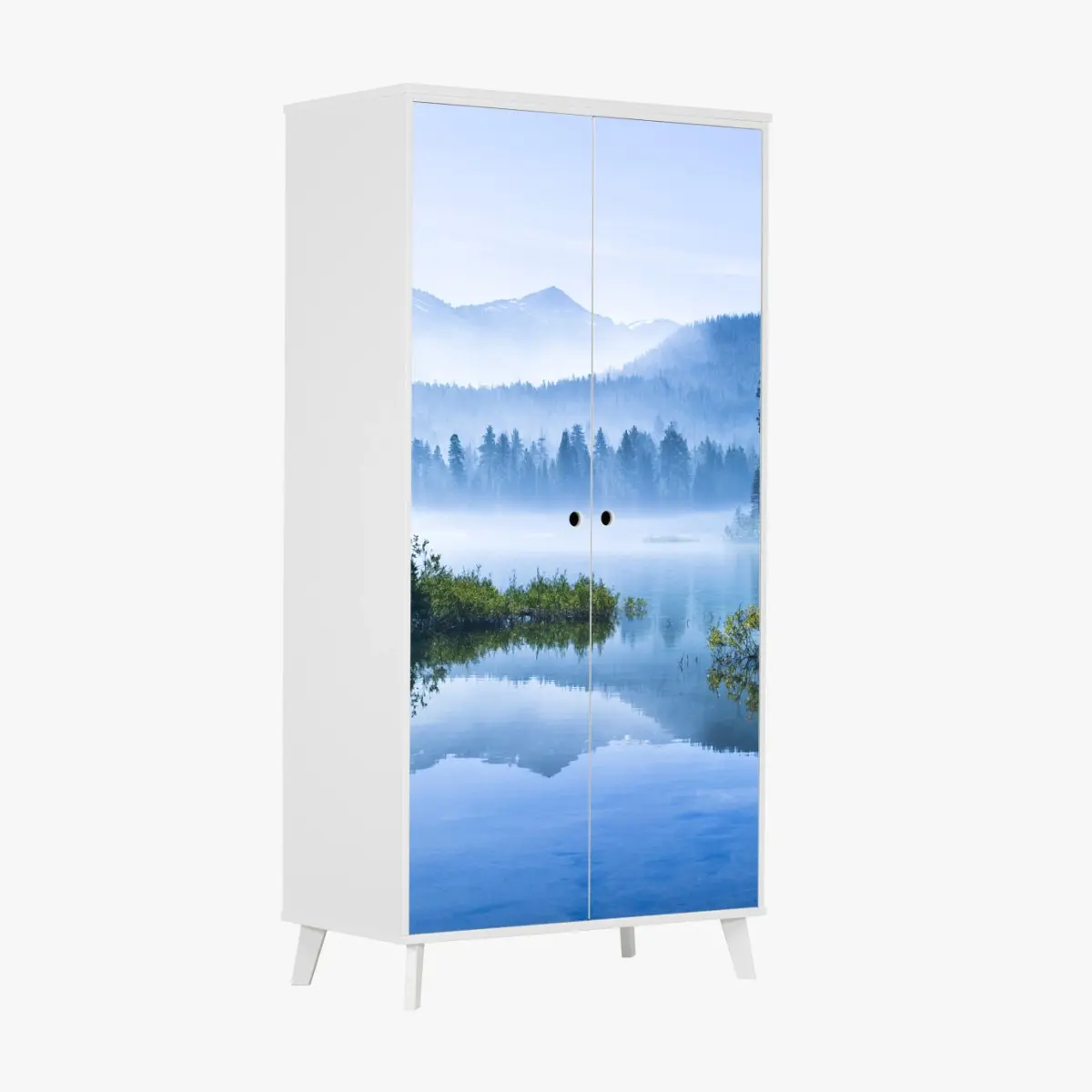 Schrankaufkleber nebliger bergsee mit spiegelnder oberfläche – Pixers®