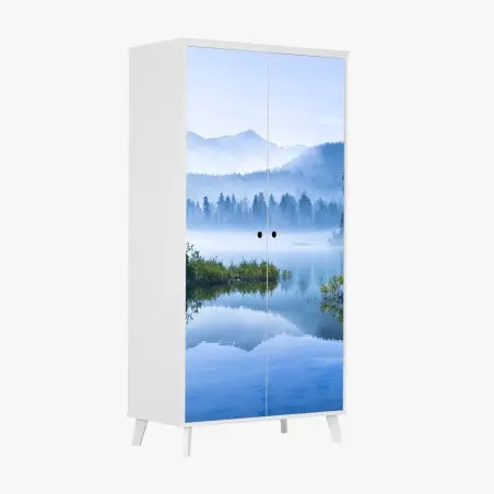 Schrankaufkleber nebliger bergsee mit spiegelnder oberfläche – Pixers®