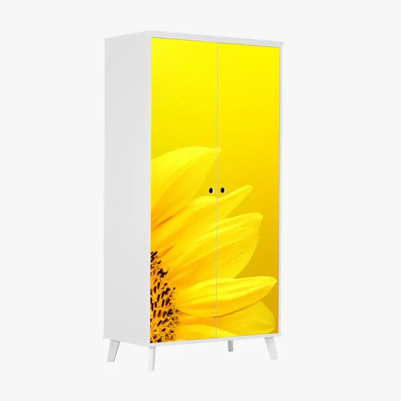 Schrankaufkleber leuchtende sonnenblume nahaufnahme auf gelbem hintergrund