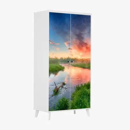Schrankaufkleber sonnenaufgang über einem nebligen flussufer – Pixers®