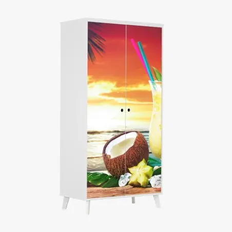 Schrankaufkleber tropischer kokos-ananas-cocktail am strand bei sonnenuntergang – Pixers®