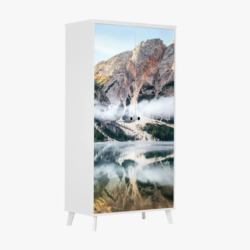 Schrankaufkleber nebliger alpensee mit spiegelung