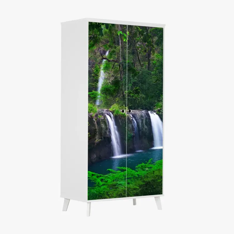 Schrankaufkleber beruhigender wasserfall im smaragdgrünen wald