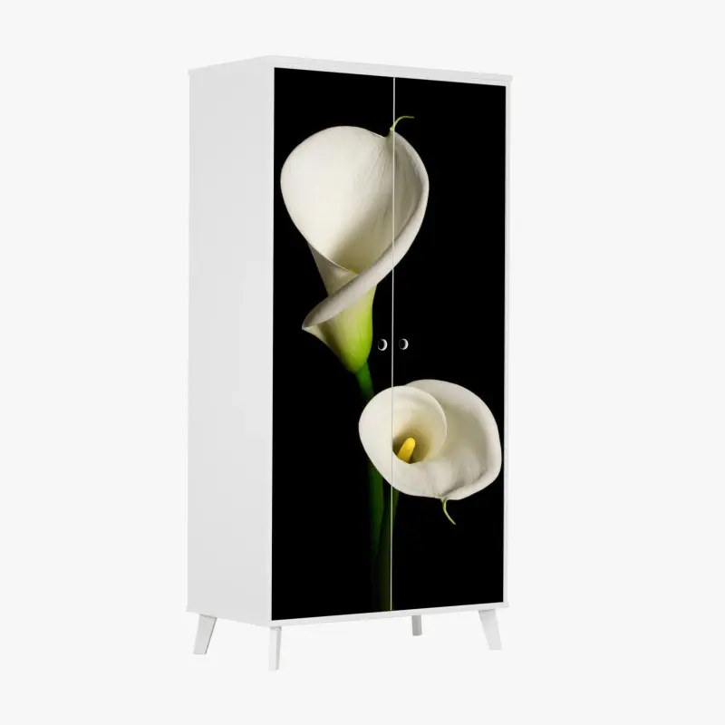 Schrankaufkleber weiße calla vor schwarzem hintergrund