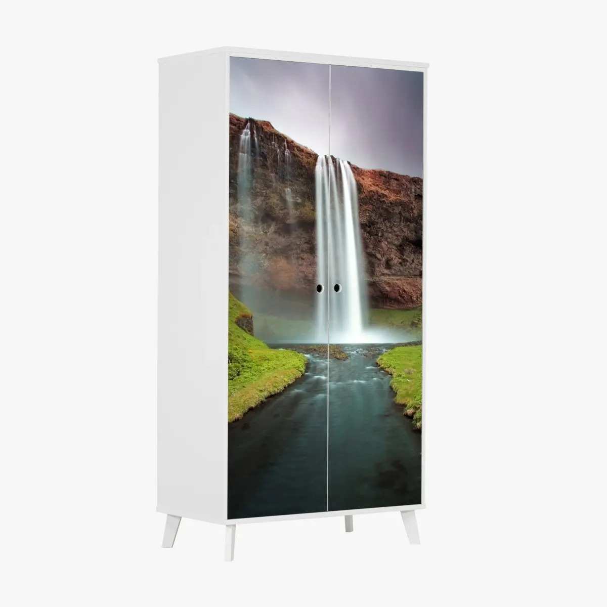Schrankaufkleber nebeliger wasserfall im üppigen tal – Pixers®