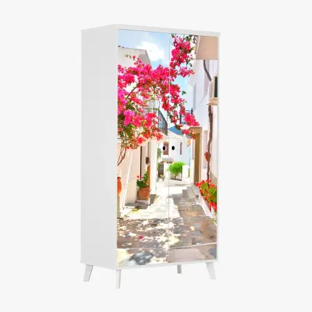 Schrankaufkleber sonnige mediterrane gasse mit bougainvillea – Pixers®