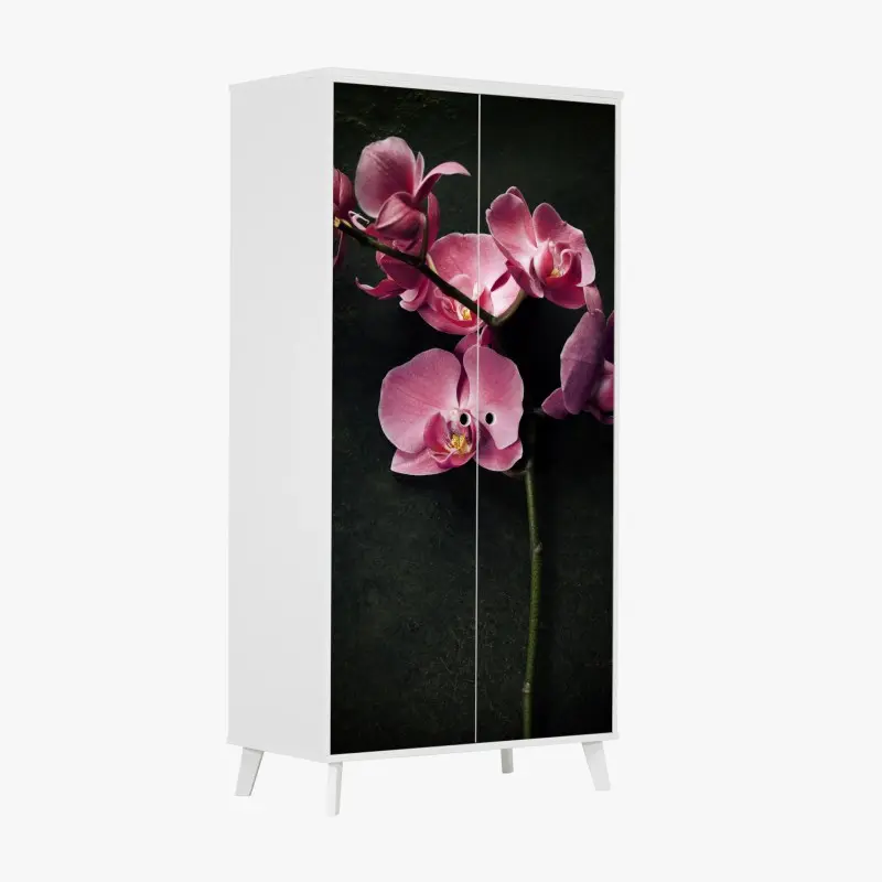 Schrankaufkleber rosa orchidee vor dunklem vintage-hintergrund
