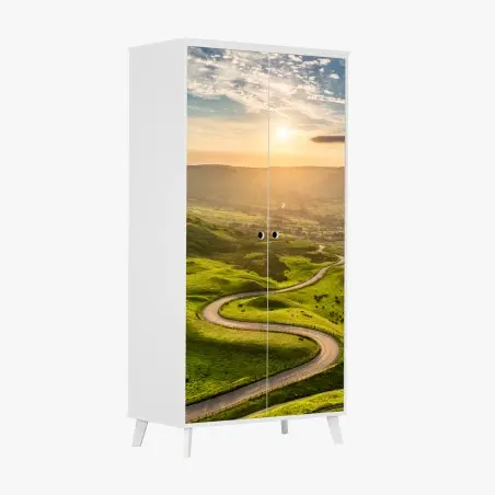 Schrankaufkleber goldener sonnenuntergang über einer geschwungenen landstraße – Pixers®