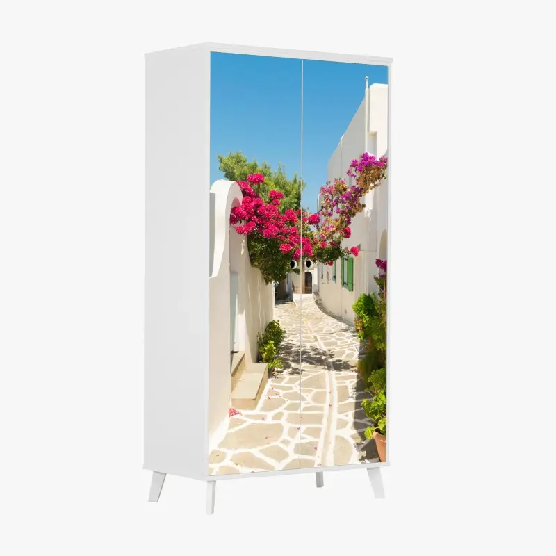 Schrankaufkleber sonnige mediterrane gasse mit bougainvillea
