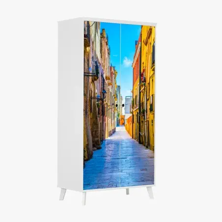 Schrankaufkleber sonnenbeschienene mediterrane gasse mit bunten fassaden – Pixers®