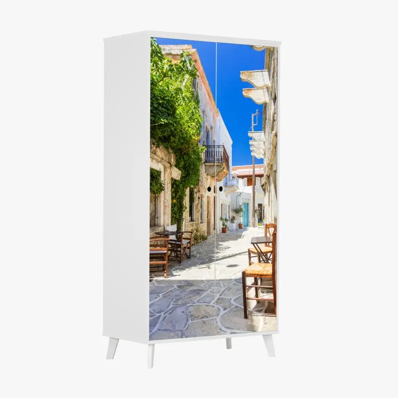 Schrankaufkleber sonnenbeschienene mediterrane gasse mit caféstühlen